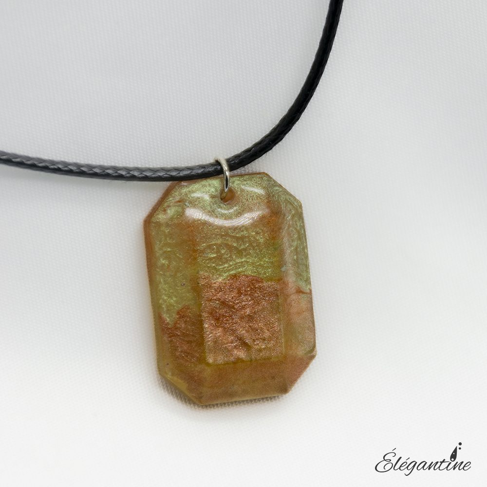 collier émeraude en résine