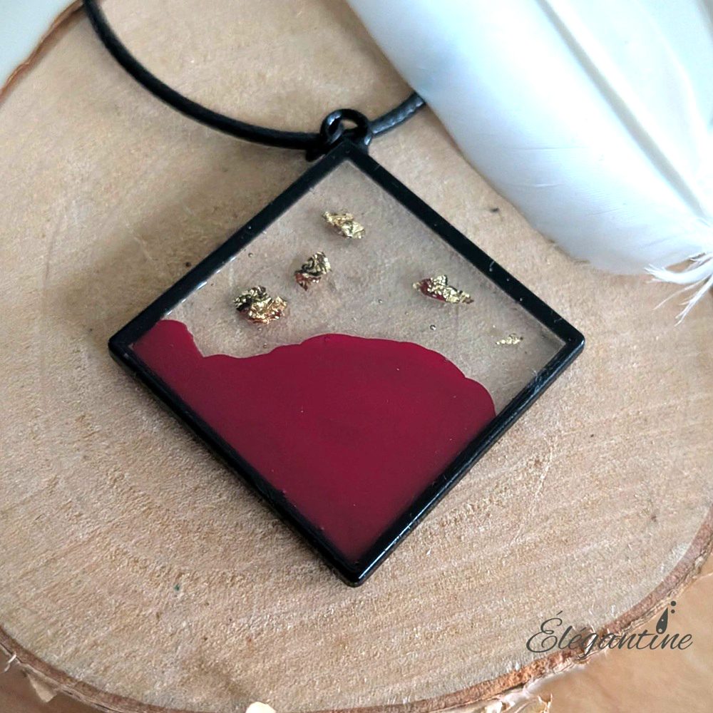 Pendentif en résine carré Lucie En rouge & noir – Image 2
