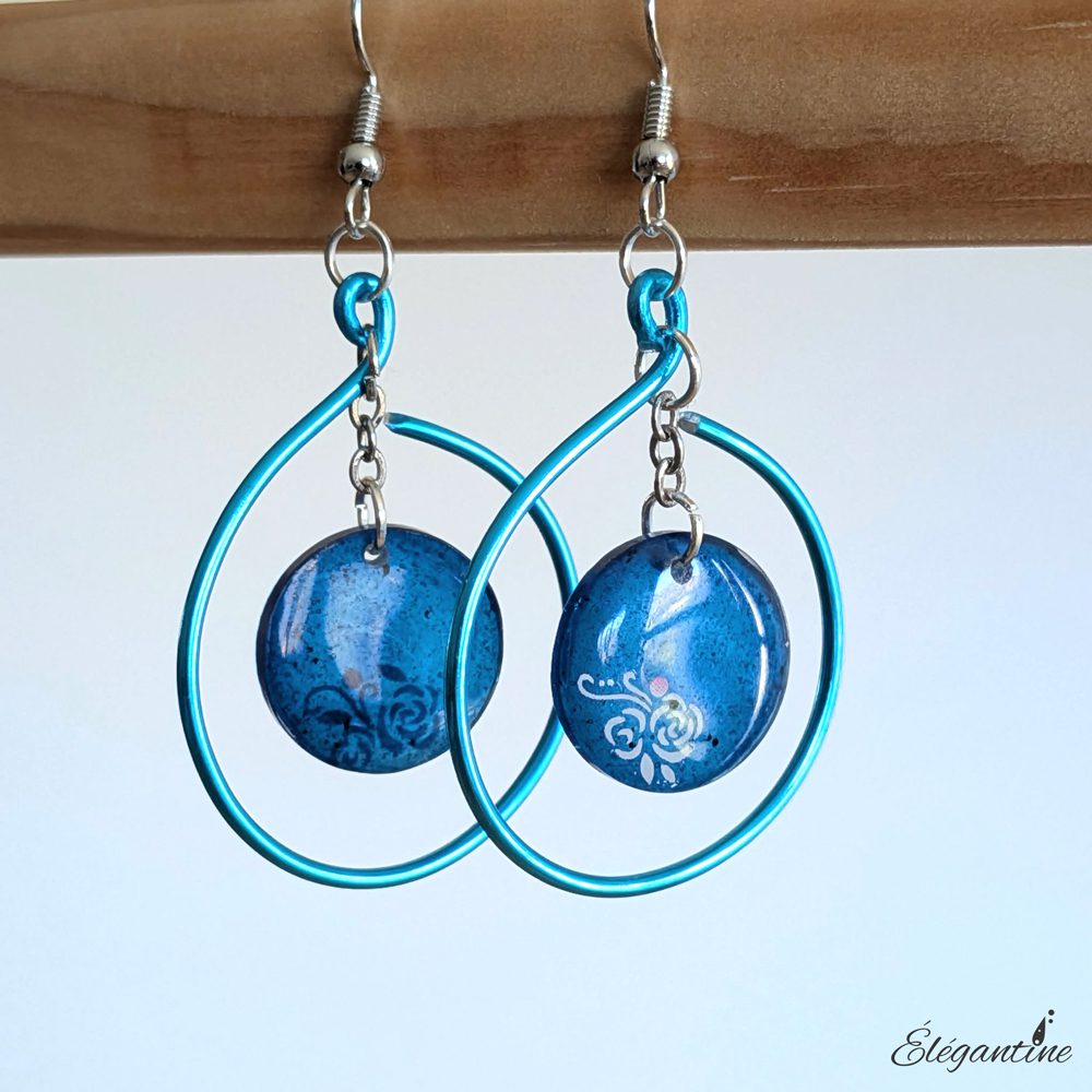 boucles d'oreilles bleues motif floral